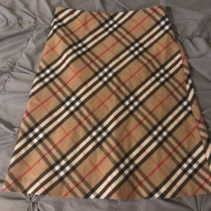 Lovely high waisted skirt!